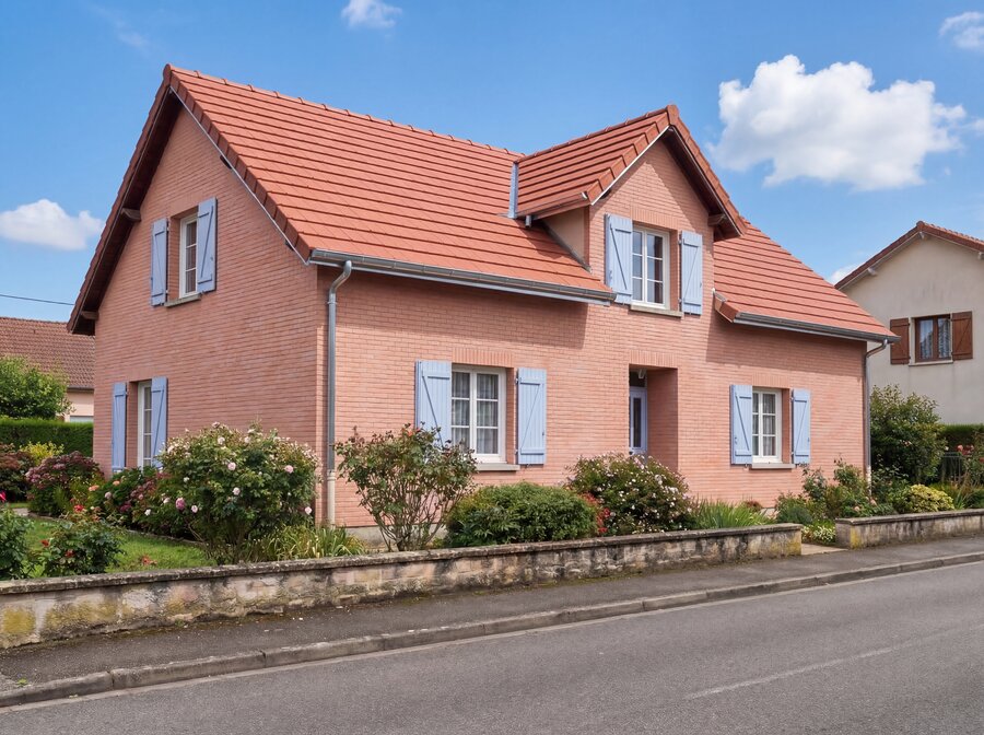 Maison après rénovation de toiture avec finition propre et uniforme