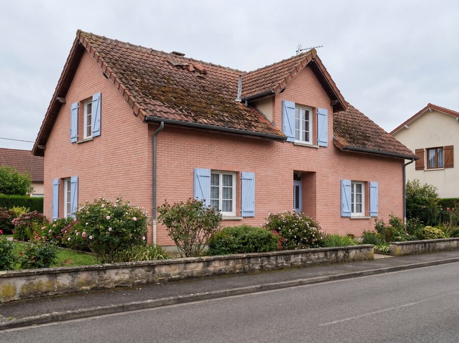 Toiture ancienne avant rénovation avec usure visible