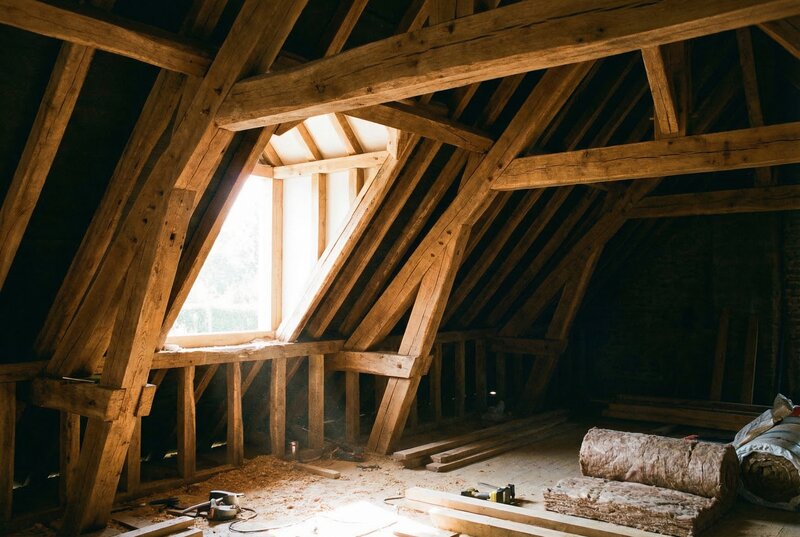 Structure de charpente en cours de rénovation sur chantier