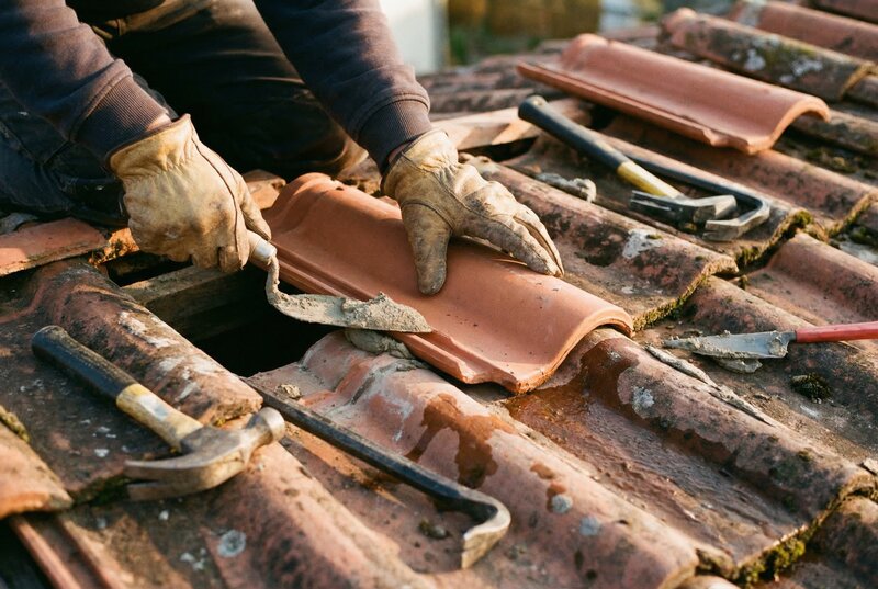 Travaux de réparation de toiture en cours sur échafaudage