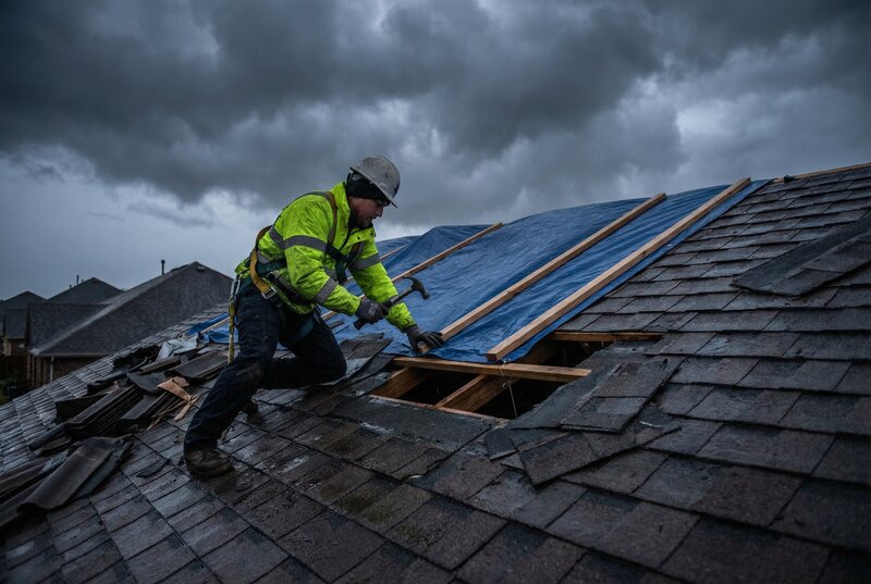 Artisan couvreur en sécurité sur un toit pendant une intervention