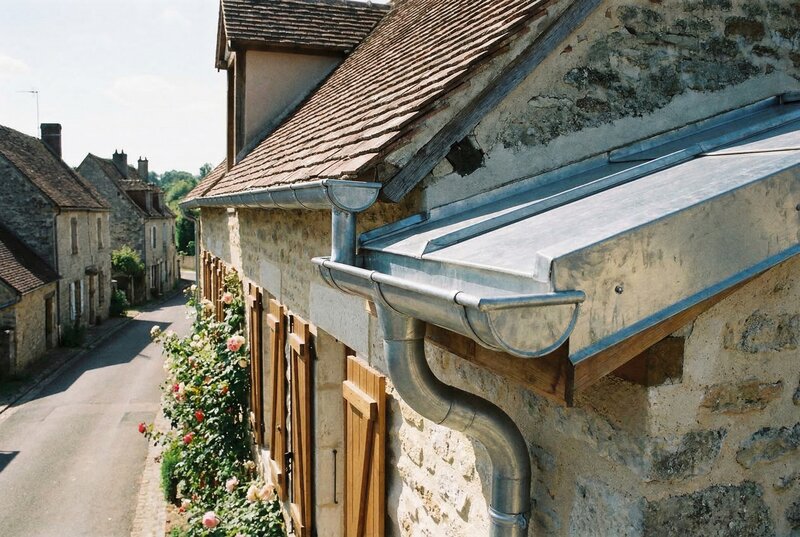 Intervention de zinguerie sur gouttières et évacuation des eaux pluviales